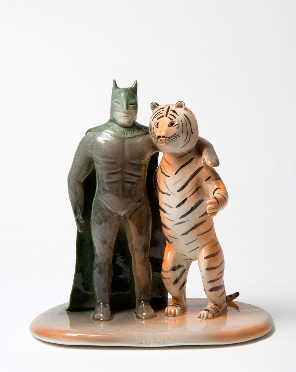 Batman og Tiger - keramisk skulptur af Lea Nielsen.