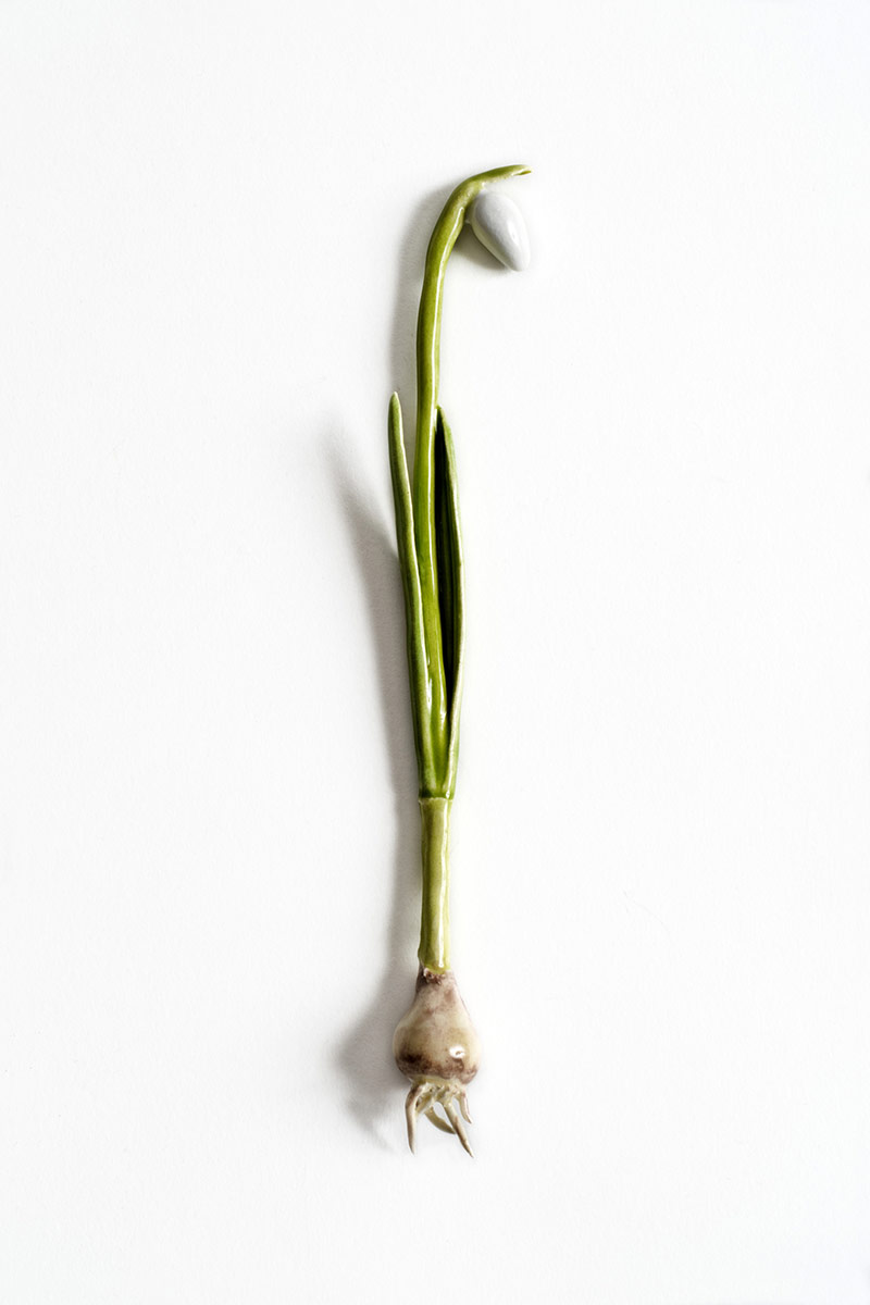 Vintergæk, lukket blomst - keramisk skulptur af Lea Nielsen.